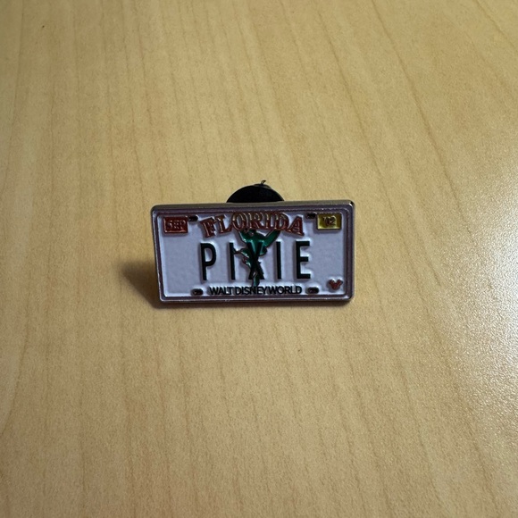 Disney Pins - Tinkerbell Peter Pan Pixie Fairy License Plate 2002 - Picture 1 of 2